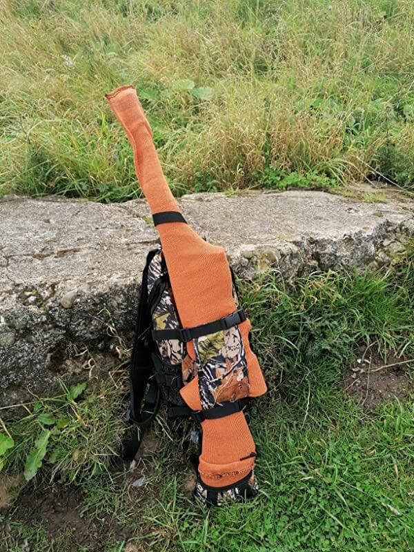backpack holds a rifle